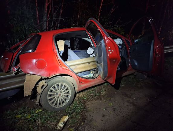 Veículo ficou destruído após sair da pista e atingir árvore e defensa metálica em Mondaí; condutora foi encaminhada ao hospital em estado de choque.