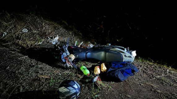Motociclista de 42 anos sofreu amputação parcial de uma perna e múltiplas fraturas; condutor do carro apresentava sinais de embriaguez