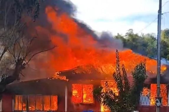 Casa foi consumida pelas chamas na manhã deste domingo; vítima e vizinhos precisaram de atendimento médico