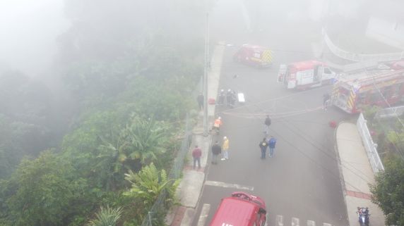 Acidente mobilizou equipes dos Bombeiros Voluntários e do SAMU na manhã desta segunda-feira (15); neblina e acesso difícil dificultaram o resgate