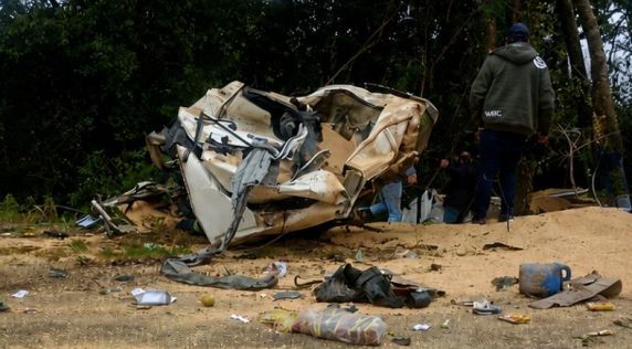 Colisão ocorreu na manhã desta segunda-feira (15); uma pessoa ficou ferida e mobilizou equipes de resgate