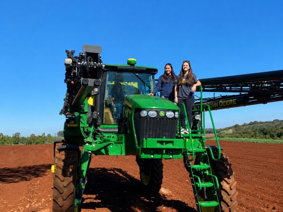 Visita técnica ao Centro Regional de Treinamento John Deere FAHOR proporcionou aos alunos uma imersão em tecnologias de agricultura de precisão, conectividade e automação, aproximando a formação profissional das inovações que impulsionam o agronegócio.