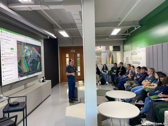 Estudantes do SENAI Horizontina participam de workshop no Centro Regional de Treinamento John Deere FAHOR - foto 2