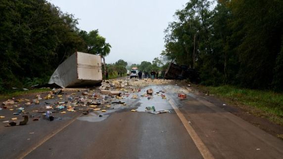 Colisão envolvendo três veículos provocou a morte de dois motoristas e interditou totalmente a rodovia na manhã desta segunda-feira (15)
