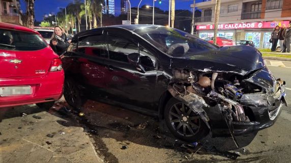 Motorista perde controle de carro e provoca colisão com veículos estacionados em Passo Fundo - foto 4