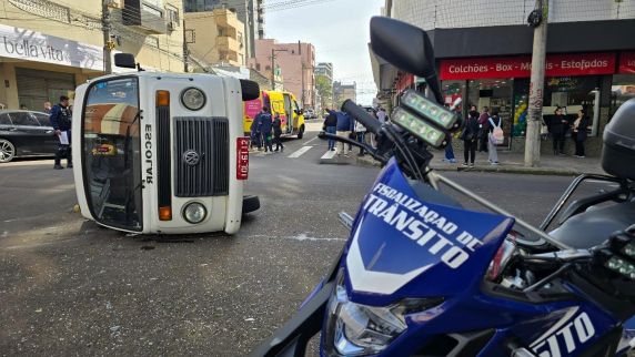 Grave acidente entre ônibus e Kombi escolar deixa crianças feridas no Centro de Passo Fundo