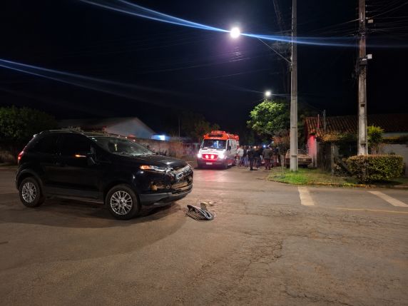 Colisão entre carro e moto ocorreu na noite desta quinta-feira (18); vítima foi socorrida pelo Samu
