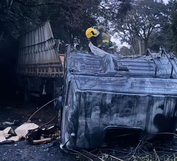 Carreta carregada com bobinas de papelão pega fogo após saída de pista na ERS-135 em Erechim - foto 2
