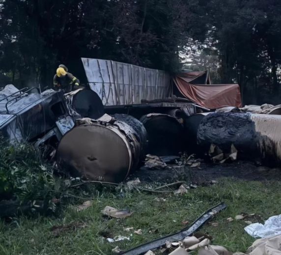 Carreta carregada com bobinas de papelão pega fogo após saída de pista na ERS-135 em Erechim - foto 5