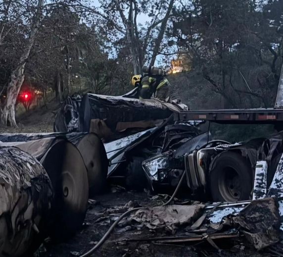 Carreta carregada com bobinas de papelão pega fogo após saída de pista na ERS-135 em Erechim - foto 4