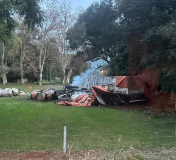 Carreta carregada com bobinas de papelão pega fogo após saída de pista na ERS-135 em Erechim - foto 3