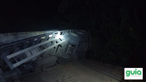 Carreta frigorífica sai da pista e perde baú no interior de Crissiumal