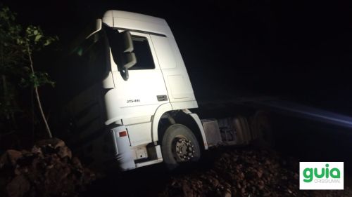 Motorista não se feriu; remoção da estrutura deve ocorrer durante a manhã desta sexta-feira (19)