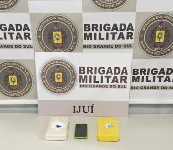 Ação da Brigada Militar resultou na apreensão de dois tijolos da droga e de um telefone celular