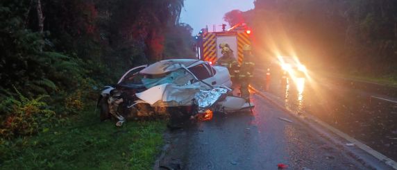 Acidente ocorreu entre Carazinho e Saldanha Marinho; vítimas ficaram presas às ferragens e morreram no local
