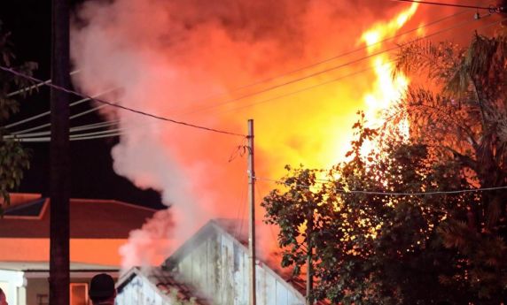 Bombeiros de Horizontina e Três de Maio atuaram no combate às chamas; causas do sinistro ainda são desconhecidas
