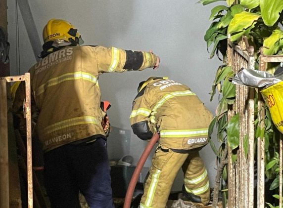 Bombeiros de Horizontina e Três de Maio atuaram no combate às chamas; causas do sinistro ainda são desconhecidas