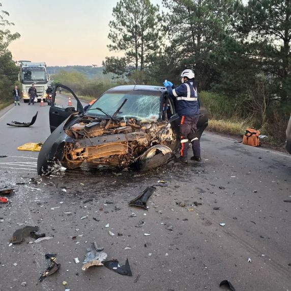 Grave acidente envolvendo três veículos deixa feridos na RS-324, em Passo Fundo - foto 4