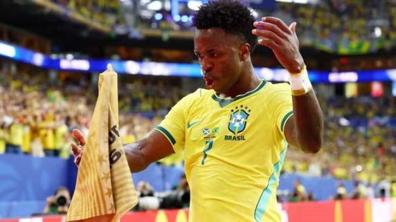 Vini Jr., duas vezes, e Matheus Cunha fizeram os gols da vitória brasileira no jogo que marcou o retorno de Neymar; próximo adversário será Suécia, Japão ou Holanda