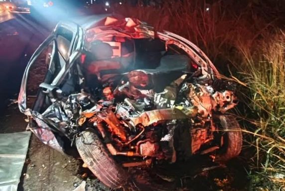 Acidente ocorreu na noite de quarta-feira, em Cordilheira Alta; motorista do automóvel morreu preso às ferragens