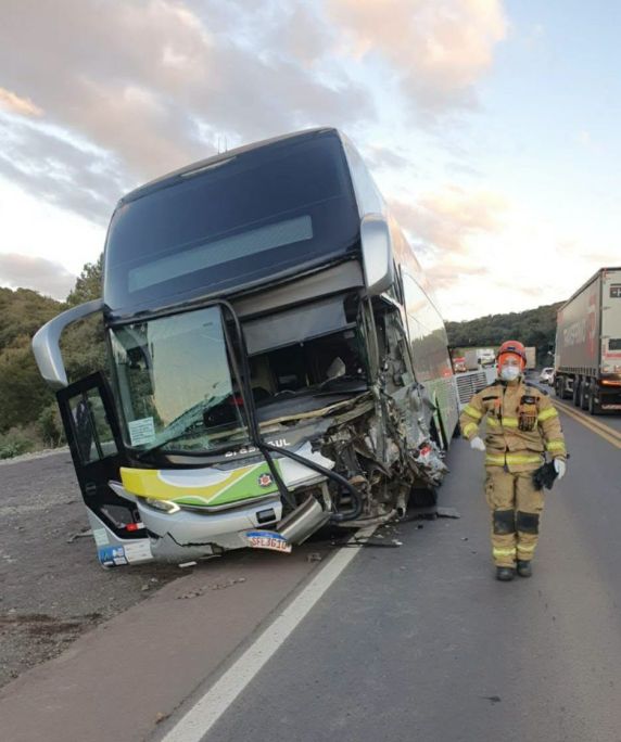 Acidente ocorreu na tarde desta quarta-feira (24), no km 230 da rodovia; vítimas receberam atendimento do Samu e da ViaSul