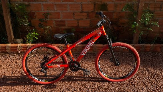 Menino brincava em frente à residência, no bairro São Pedro, quando dois adolescentes pediram para dar uma volta na bicicleta e fugiram com o veículo.