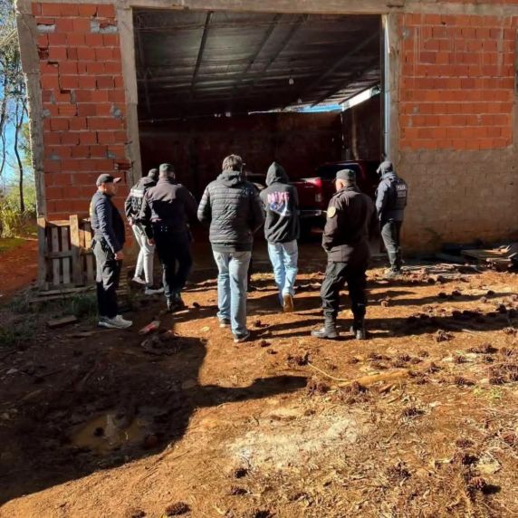 Polícia recupera duas caminhonetes roubadas do Brasil em operação na fronteira com a Argentina - foto 4