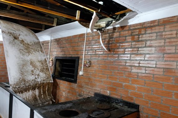 Chamas atingiram parte do telhado e do forro de PVC, mas foram controladas por vizinhos antes da chegada da guarnição