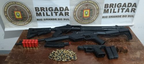 Durante a ação, armas e centenas de munições de diferentes calibres foram apreendidas; ninguém foi preso.