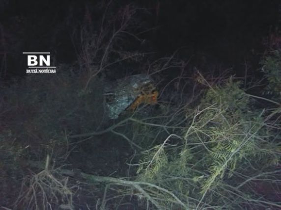 Hilux e Saveiro saíram da pista após o impacto; vítimas foram socorridas pelo SAMU e encaminhadas ao hospital