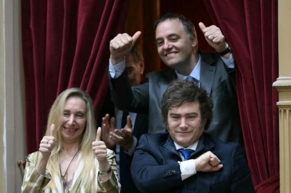 Principal ministro de Milei renuncia após admitir ter ocultado US$ 500 mil; entenda o caso - foto 2