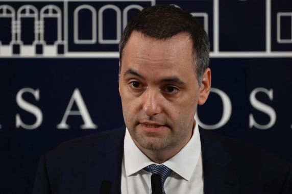 Principal ministro de Milei renuncia após admitir ter ocultado US$ 500 mil; entenda o caso - foto 3