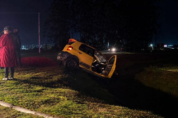 Saída de pista deixa casal de São Valério do Sul ferido no trevo de acesso ao bairro Padre Gonzales, em Três Passos