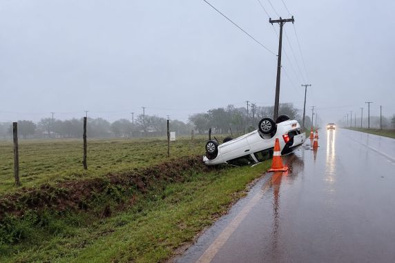 Veículo saiu da pista e bateu em um barranco na manhã deste domingo (28); todos os passageiros usavam cinto de segurança.