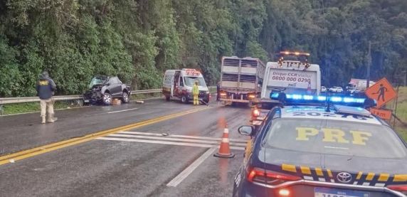 Acidente ocorreu na tarde deste domingo (28); motorista da caminhonete perdeu o controle do veículo e atingiu um ônibus da empresa Ouro e Prata