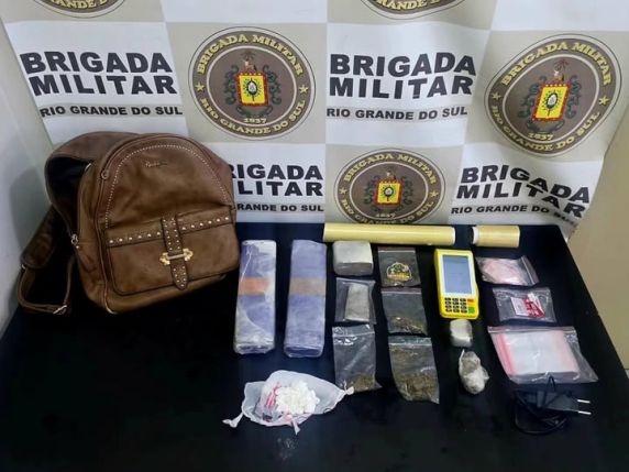 Suspeito tentou fugir ao perceber a chegada da Brigada Militar; drogas, máquina de cartão e materiais para embalagem foram apreendidos
