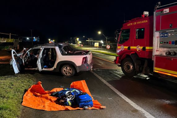 Motorista fica preso às ferragens após colisão entre carro e caminhão na BR-116, em Vacaria