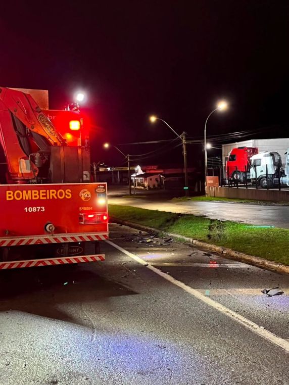 Motorista fica preso às ferragens após colisão entre carro e caminhão na BR-116, em Vacaria - foto 3