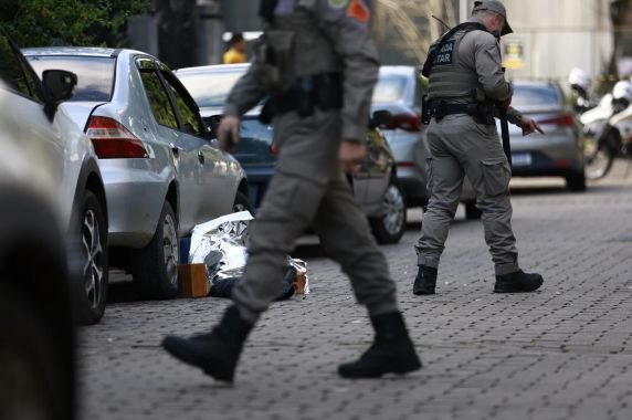 Depois de atirar na vítima, os criminosos roubaram um táxi, que já foi localizado