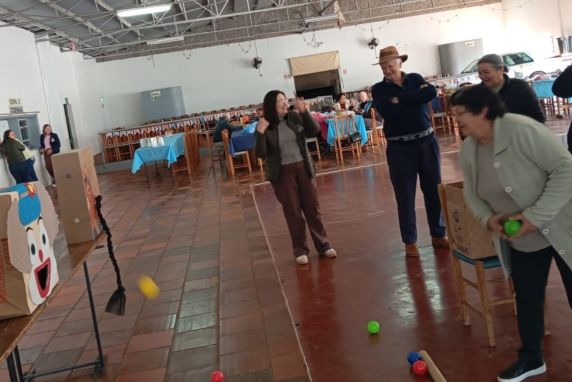 Atividades recreativas, música e momentos de confraternização marcaram o encontro promovido pelo Serviço de Convivência e Fortalecimento de Vínculos