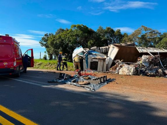 Carreta carregada com sucata tomba na ERS-135 e motorista fica preso às ferragens em Erechim - foto 3
