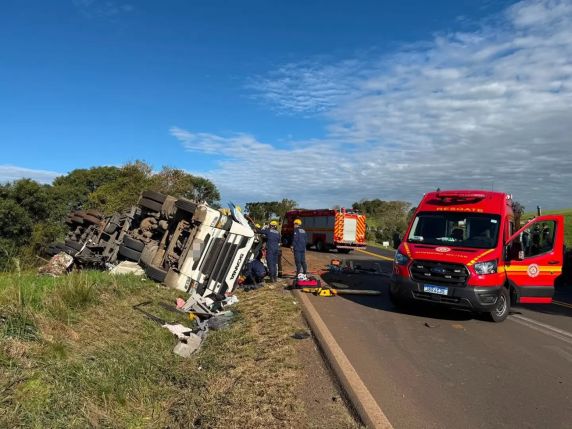 Carreta carregada com sucata tomba na ERS-135 e motorista fica preso às ferragens em Erechim - foto 2