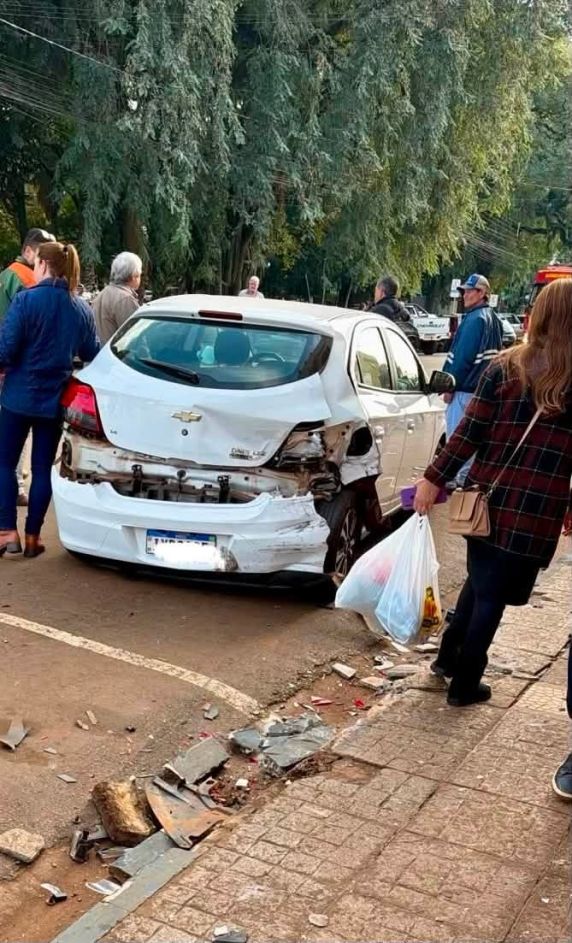 Motorista passa mal, perde controle do carro e provoca grave acidente no centro de São Luiz Gonzaga - foto 2