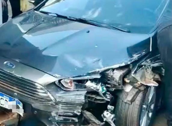 Veículo invadiu a calçada, atingiu carros estacionados, placas de sinalização e atropelou um pedestre; vítimas foram socorridas ao hospital
