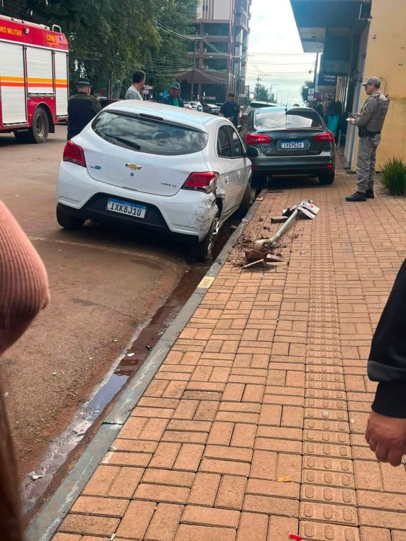 Motorista passa mal, perde controle do carro e provoca grave acidente no centro de São Luiz Gonzaga - foto 4