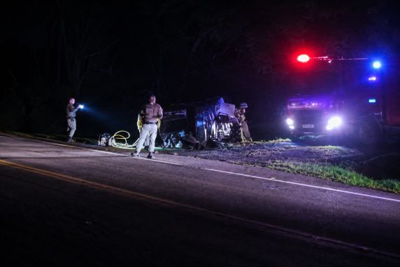 Saída de pista seguida de capotamento mata motorista na BR-392, em Porto Xavier