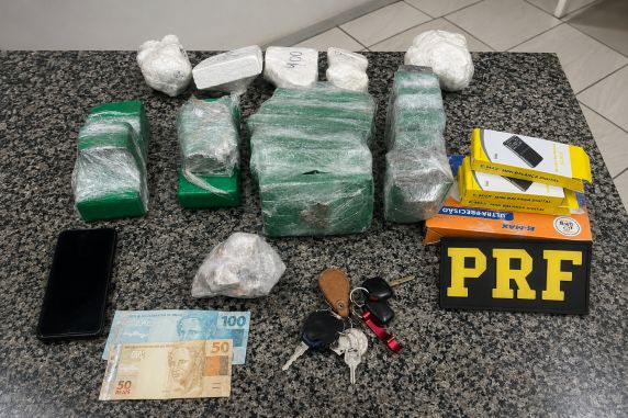 Durante a abordagem, policiais encontraram quase 9 quilos de drogas e balanças de precisão em um veículo com destino a Roque Gonzales.