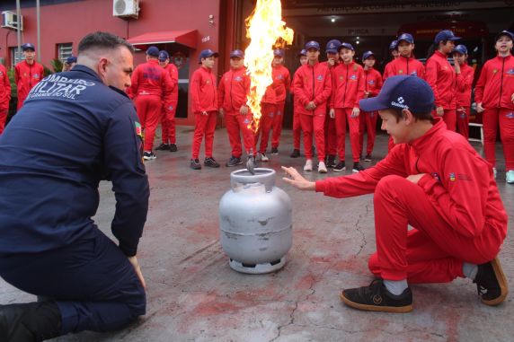 Bombeiro Mirim de Horizontina realiza aula prática de combate a incêndios e prevenção de acidentes - foto 4