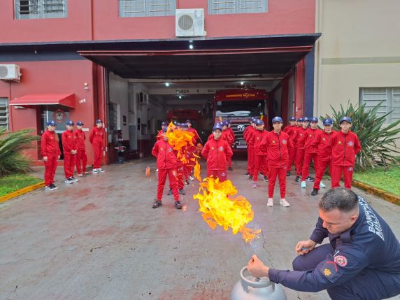 Bombeiro Mirim de Horizontina realiza aula prática de combate a incêndios e prevenção de acidentes - foto 3
