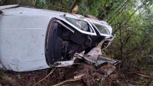 Dois homens morrem após carro sair da pista e cair em barranco na RSC-472, em Três Passos